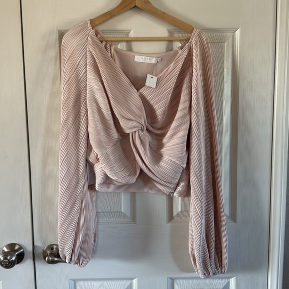 NWT Long Sleeve Twist Front Crop Top ✨ - Picture 2 of 4